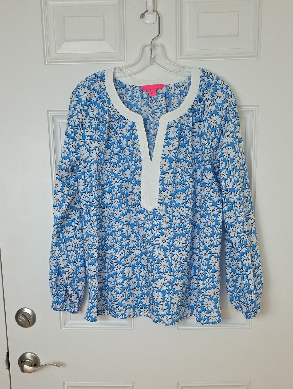 Lilly Pulitzer Blue and White Floral Cotton Top. Size Large
